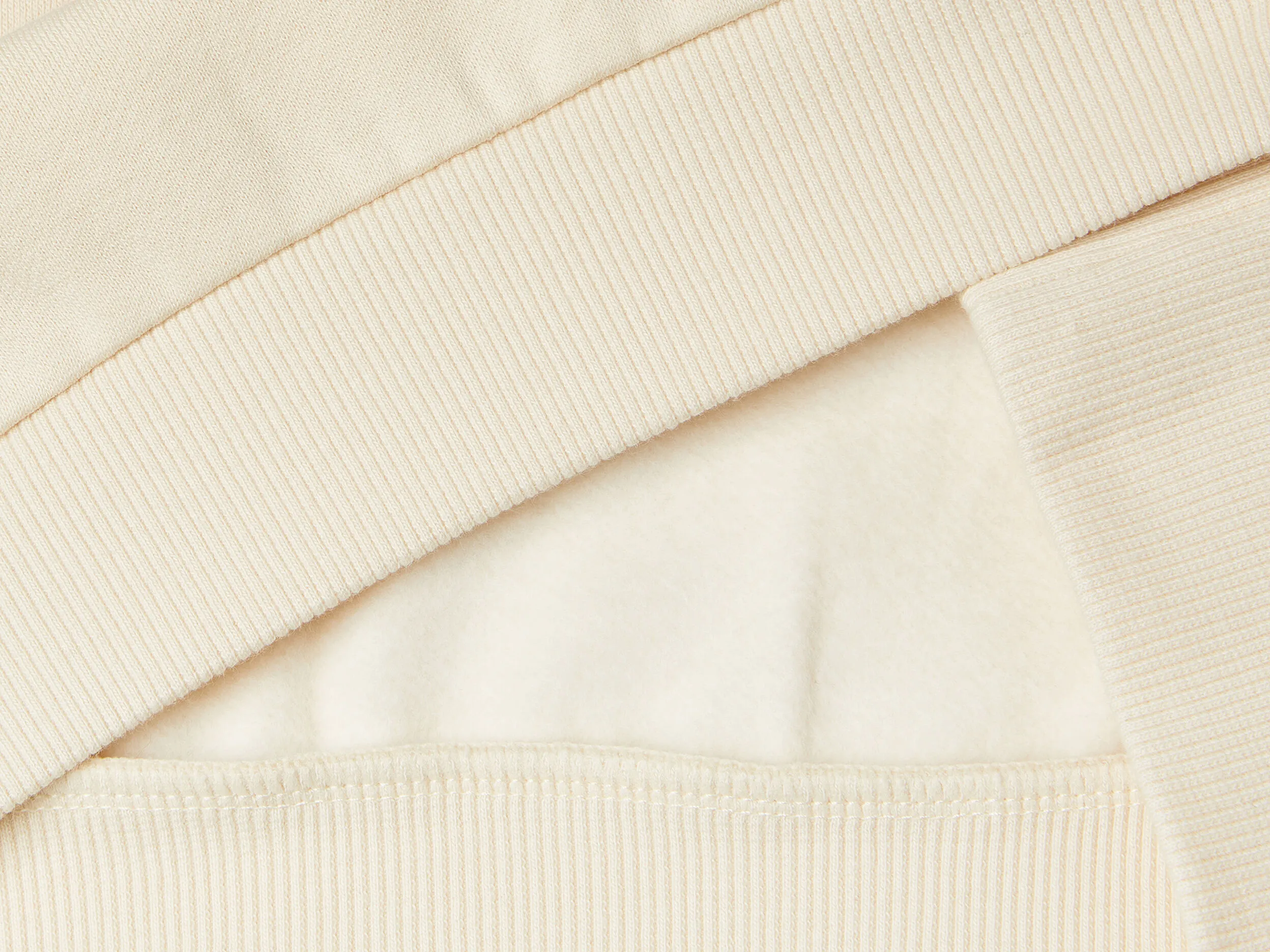 Sweater mit Herz-Pailletten